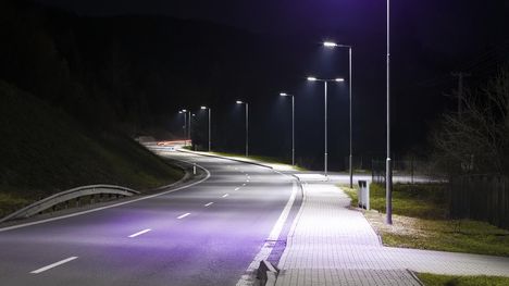 Le point sur les lampadaires de rue violets