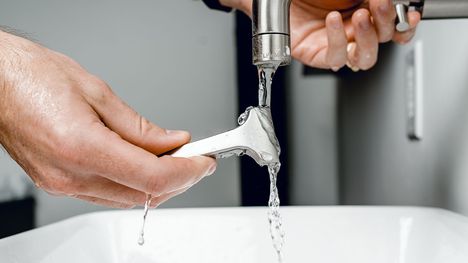 L’homme qui ne pouvait se faire pousser la barbe ne s’est pas laissé tirer par les cheveux