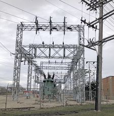 Vue de la cour du poste du chemin Dawson et de l’équipement électrique.