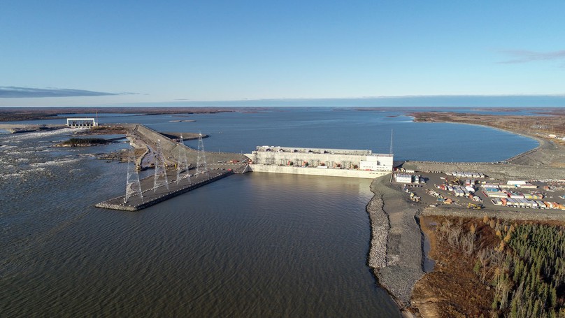 Centrale de Keeyask entourée d’eau.