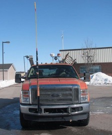 Une perche est fixée à l’avant d’une camionnette.