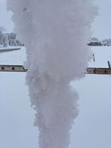 Givre autour d’un fil avec un ruban à mesurer derrière.