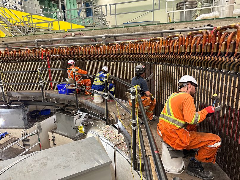 Des ouvriers installent de nouvelles cales dans un groupe électrogène de la centrale de Limestone.